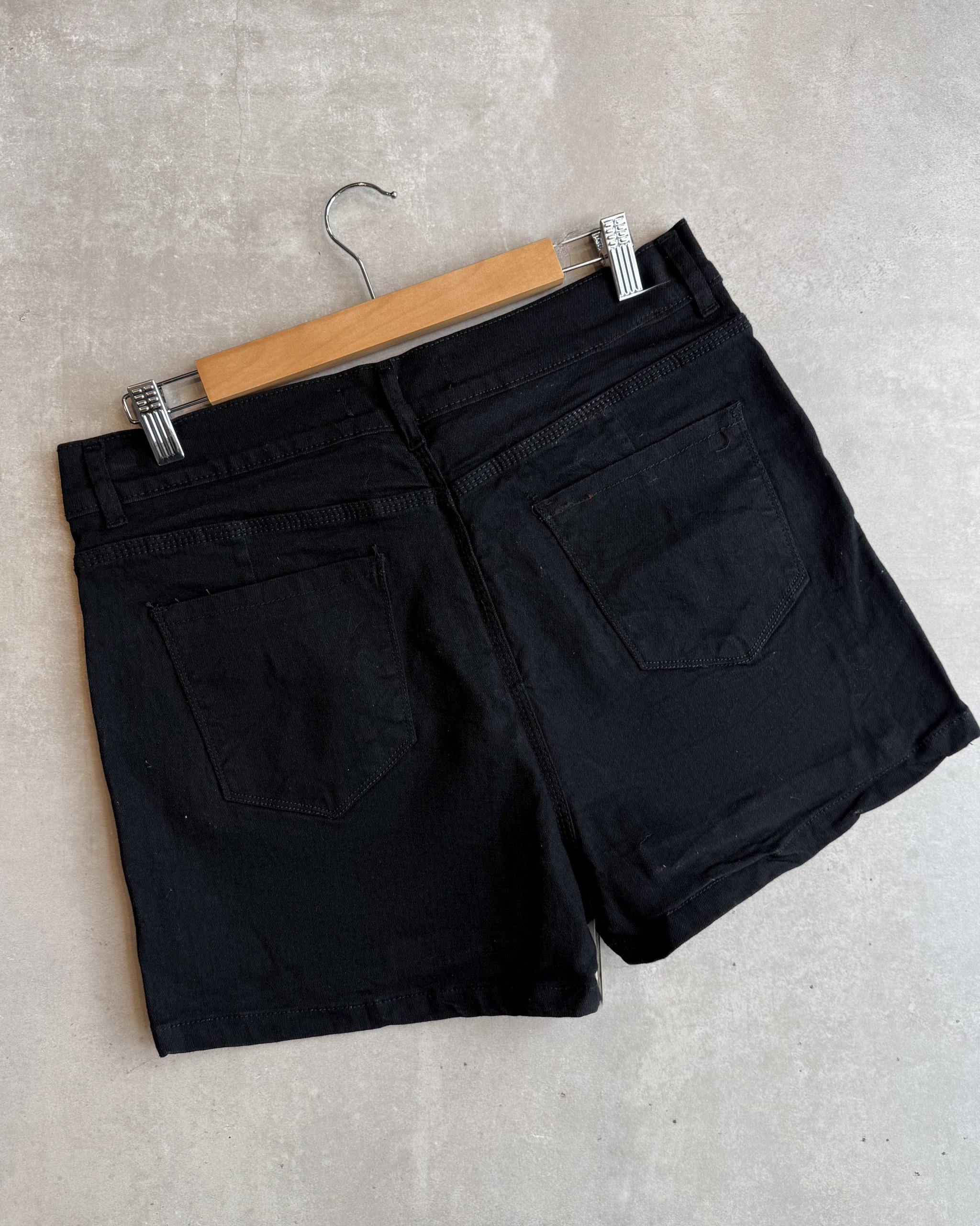 Alternative view of Short Pollera Carsami